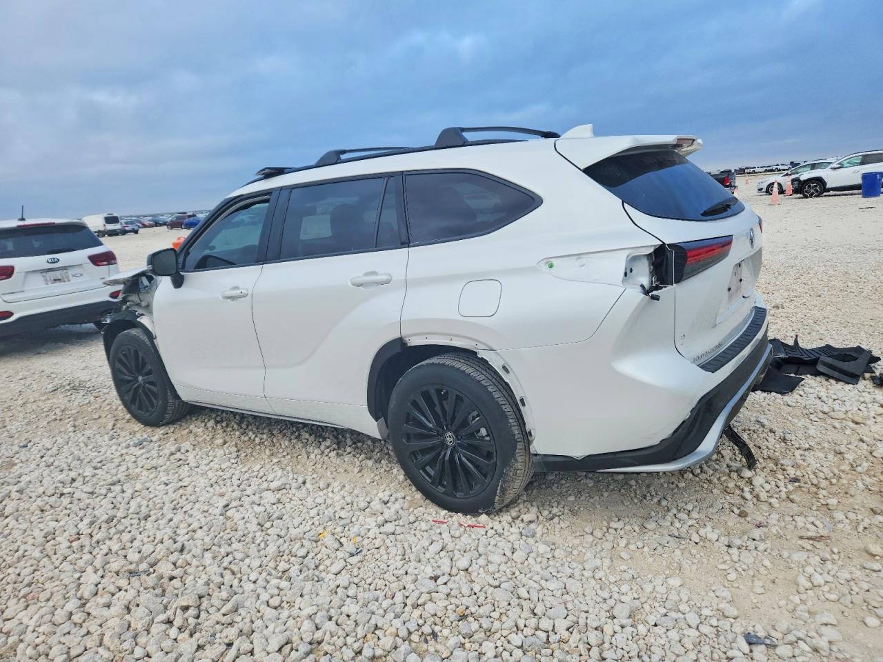 2024 TOYOTA HIGHLANDER LE photo 2