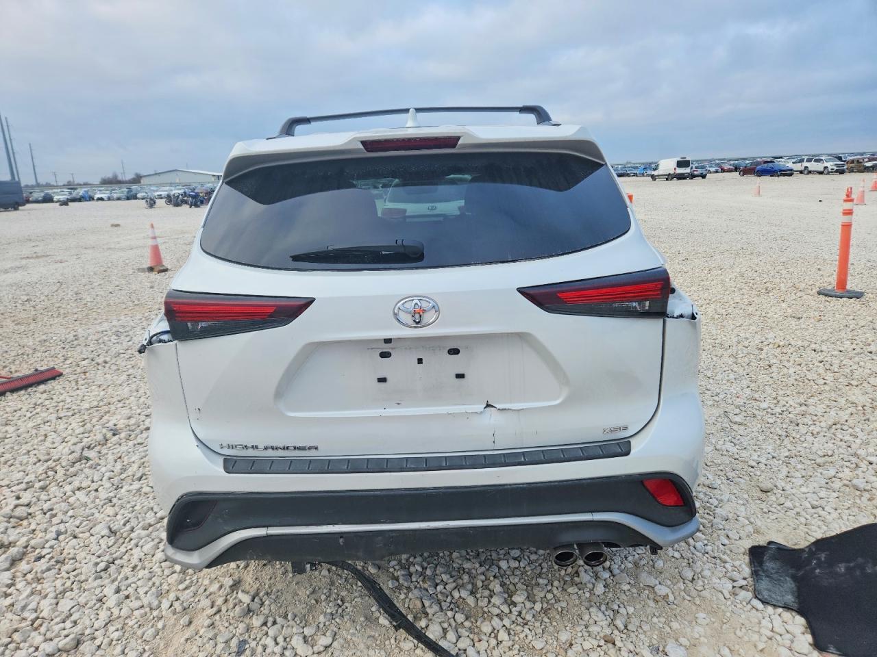 2024 TOYOTA HIGHLANDER LE photo 6