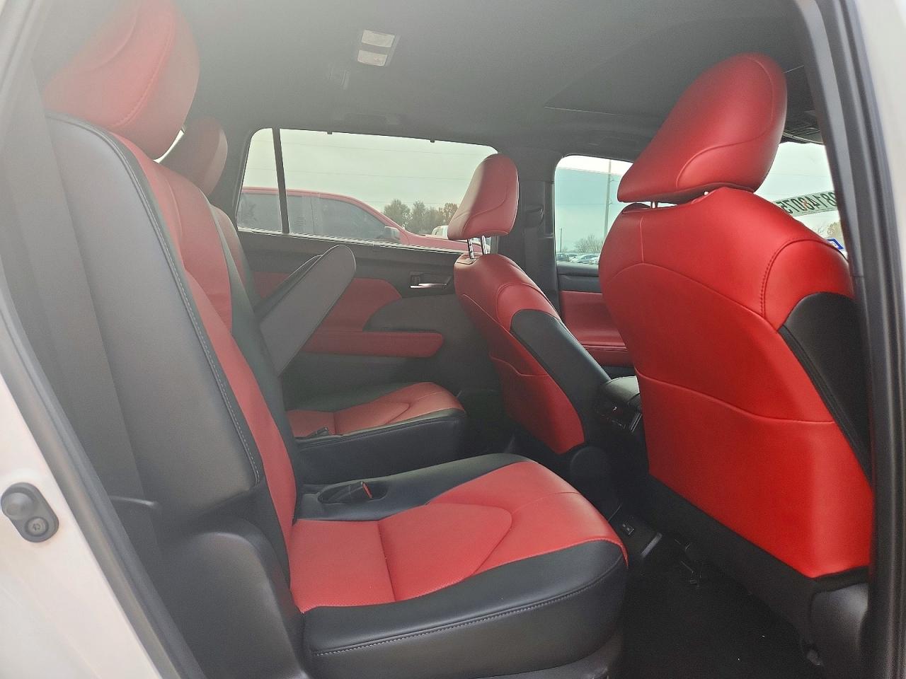 2024 TOYOTA HIGHLANDER LE photo 11