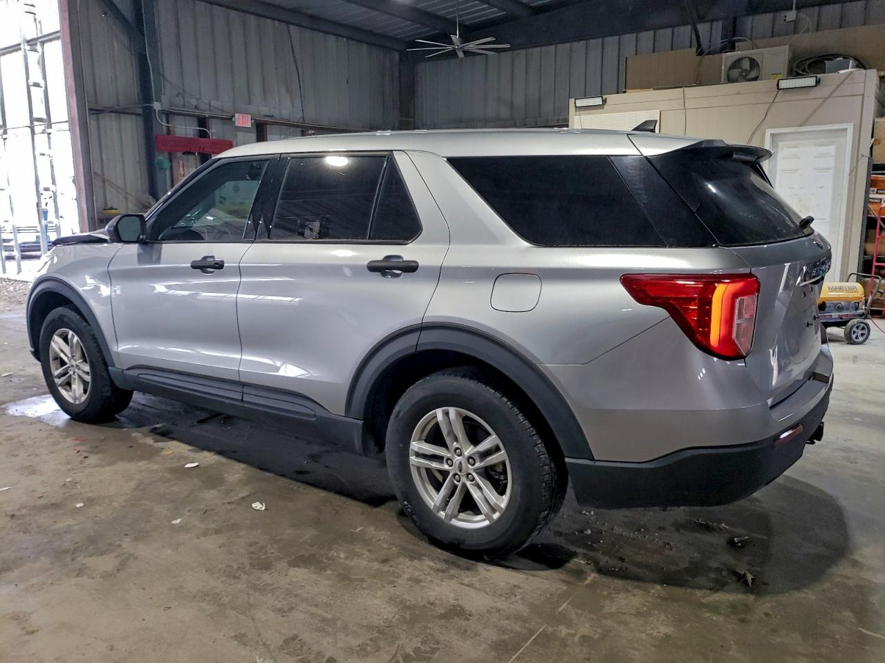 2023 FORD EXPLORER XLT photo 2