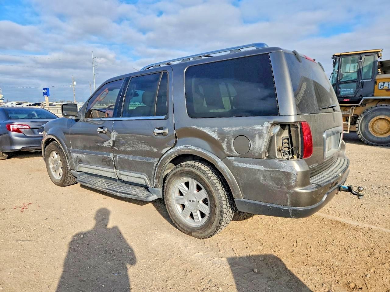2004 LINCOLN NAVIGATOR photo 2