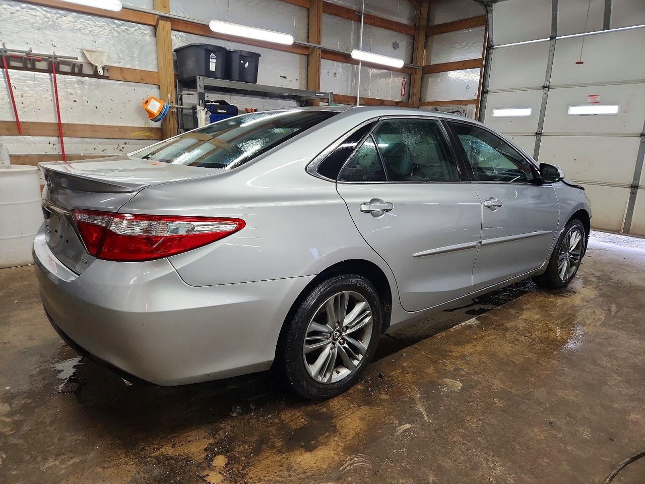 2017 TOYOTA CAMRY LE photo 3
