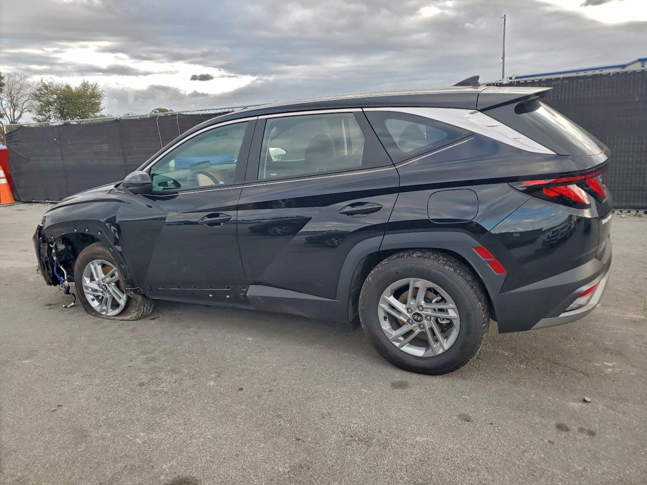 2026 HYUNDAI TUCSON SE photo 2