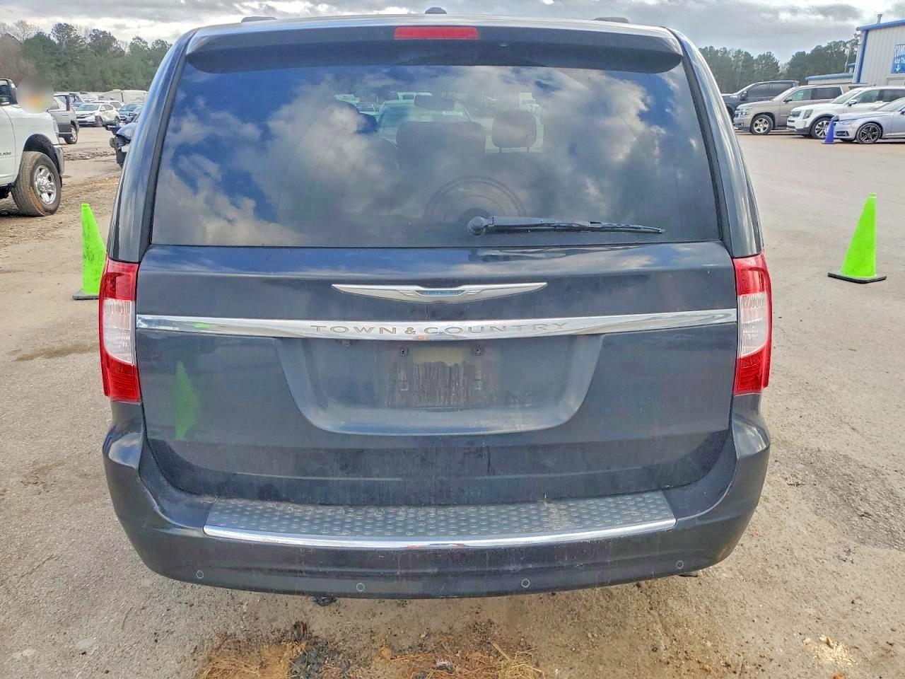 2013 CHRYSLER TOWN & COUNTRY TOURING L photo 6
