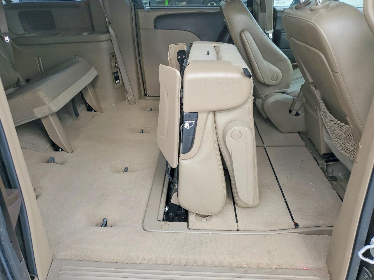 2013 CHRYSLER TOWN & COUNTRY TOURING L photo 11