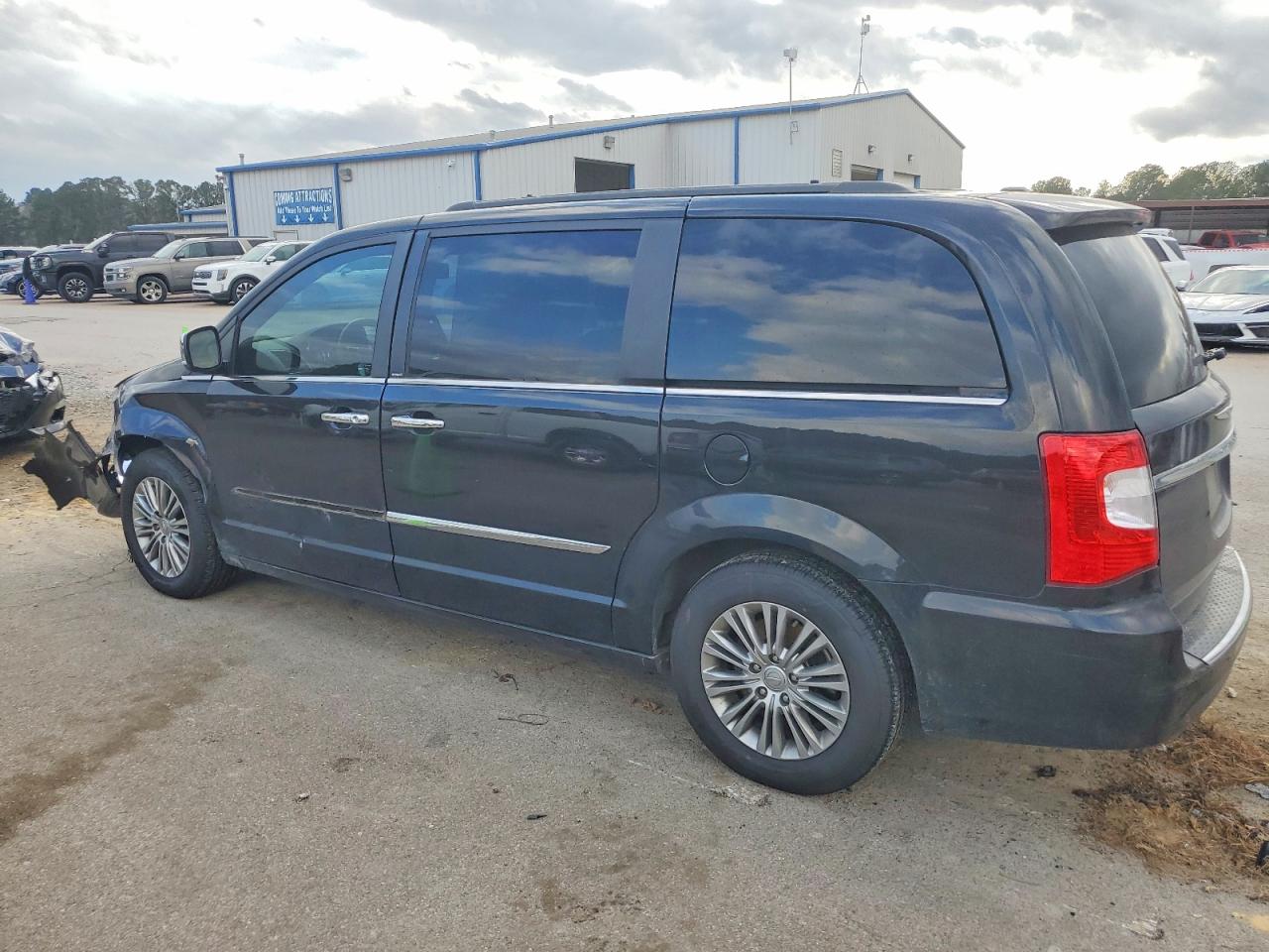 2013 CHRYSLER TOWN & COUNTRY TOURING L photo 2