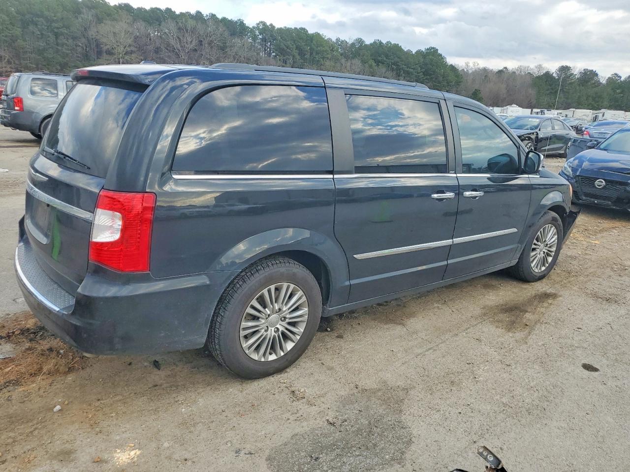 2013 CHRYSLER TOWN & COUNTRY TOURING L photo 3