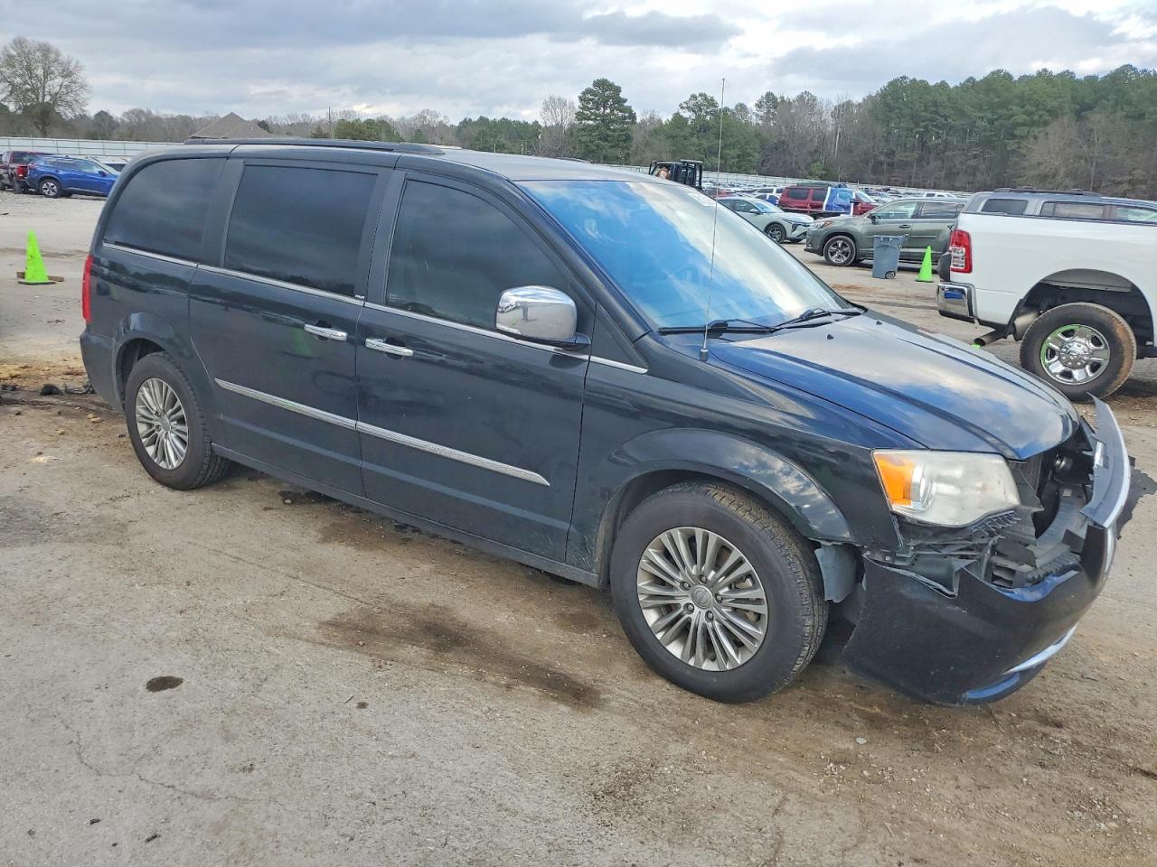 2013 CHRYSLER TOWN & COUNTRY TOURING L photo 4
