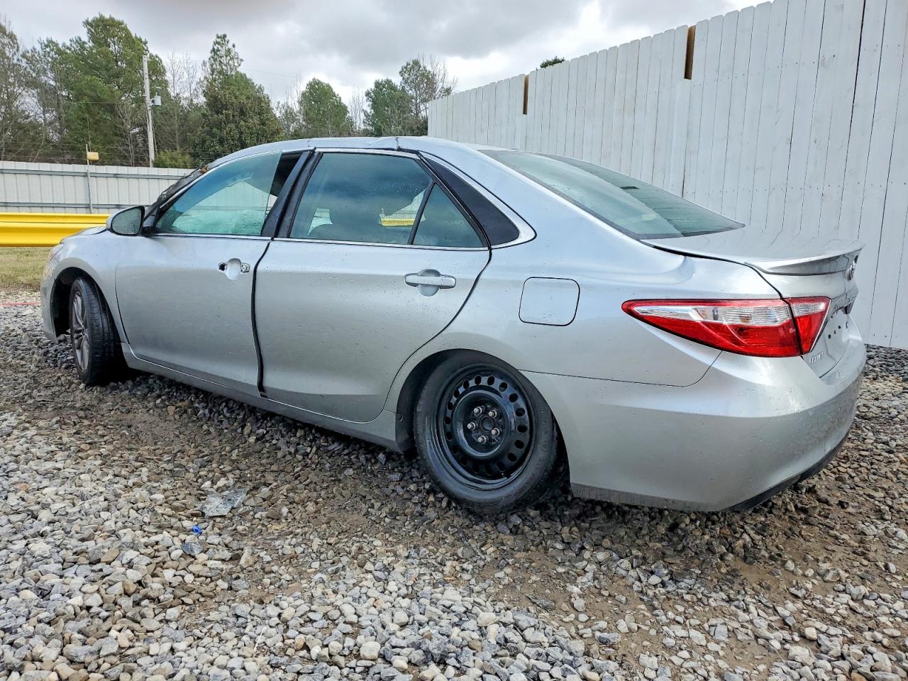 2016 TOYOTA CAMRY LE photo 2