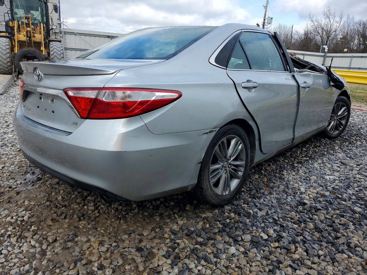 2016 TOYOTA CAMRY LE photo 3