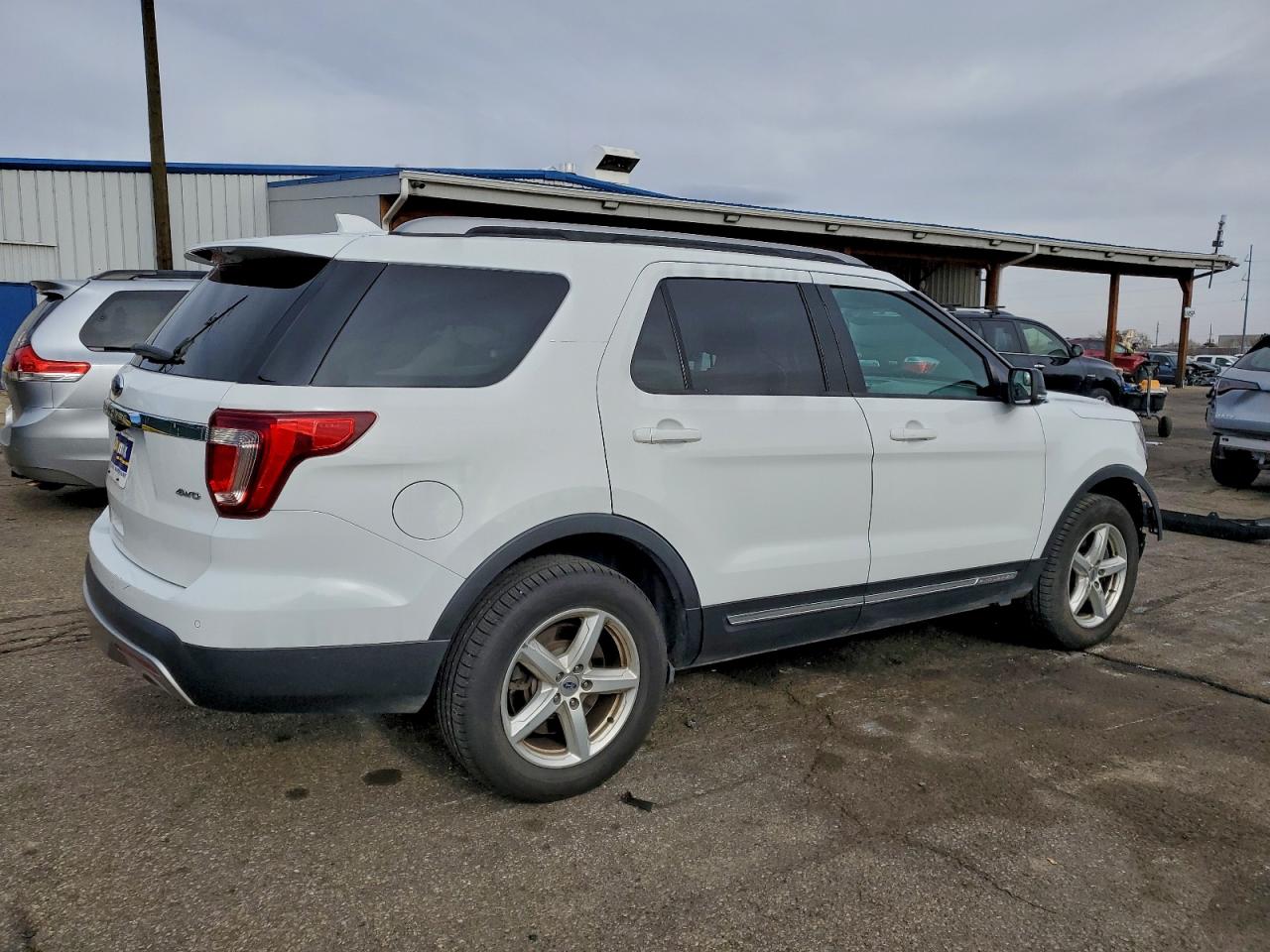 2017 FORD EXPLORER XLT photo 3