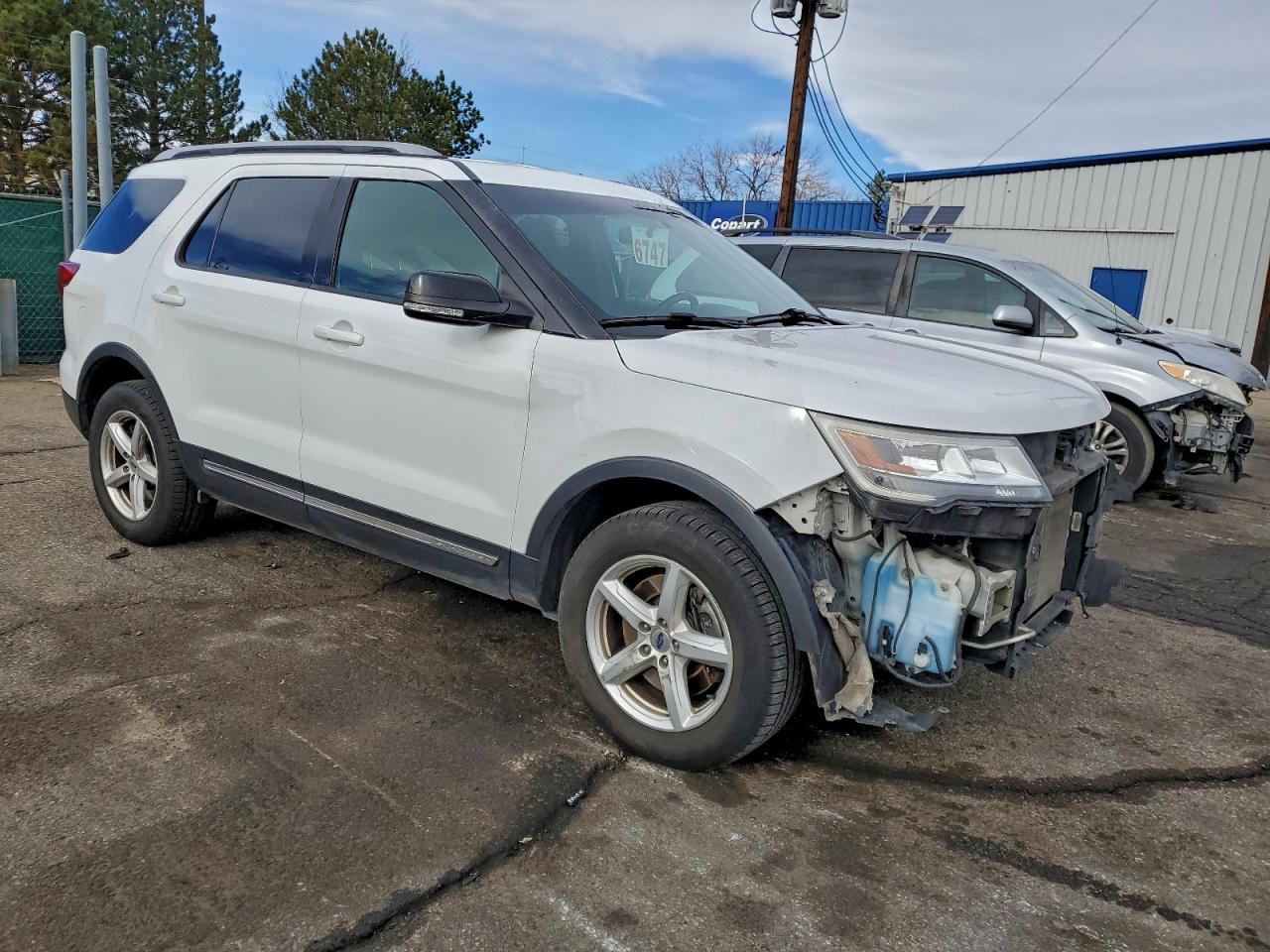 2017 FORD EXPLORER XLT photo 4