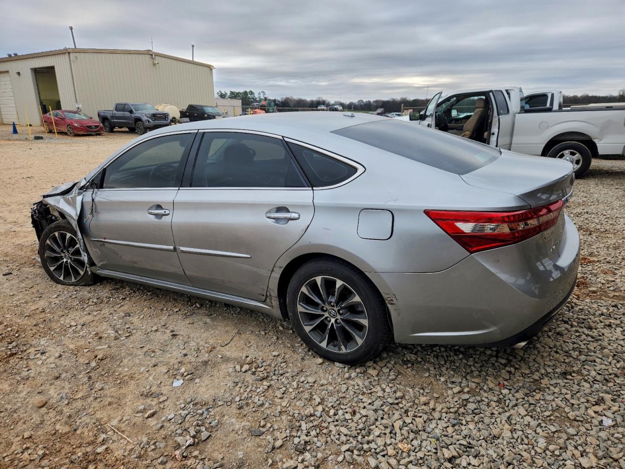 2016 TOYOTA AVALON XLE photo 3