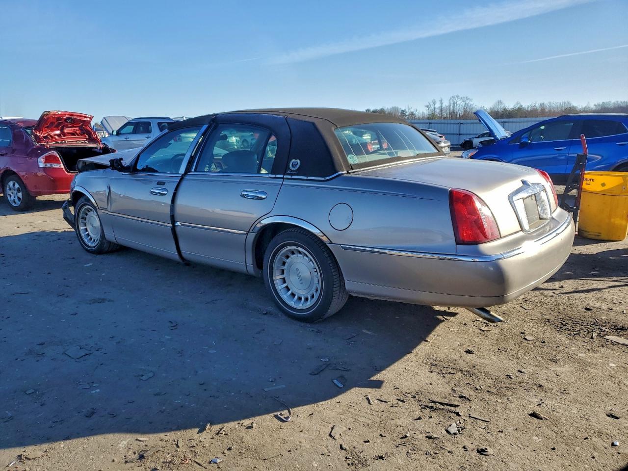 2001 LINCOLN TOWN CAR EXECUTIVE photo 2