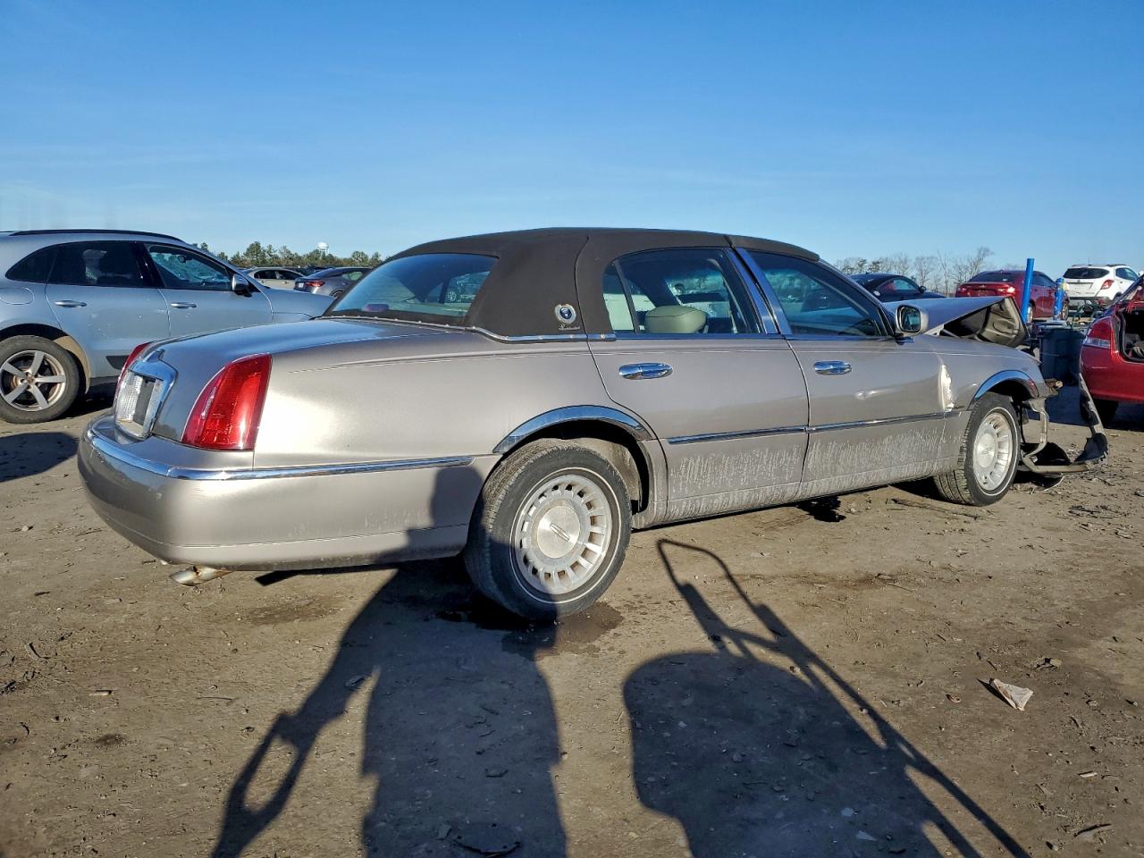 2001 LINCOLN TOWN CAR EXECUTIVE photo 3