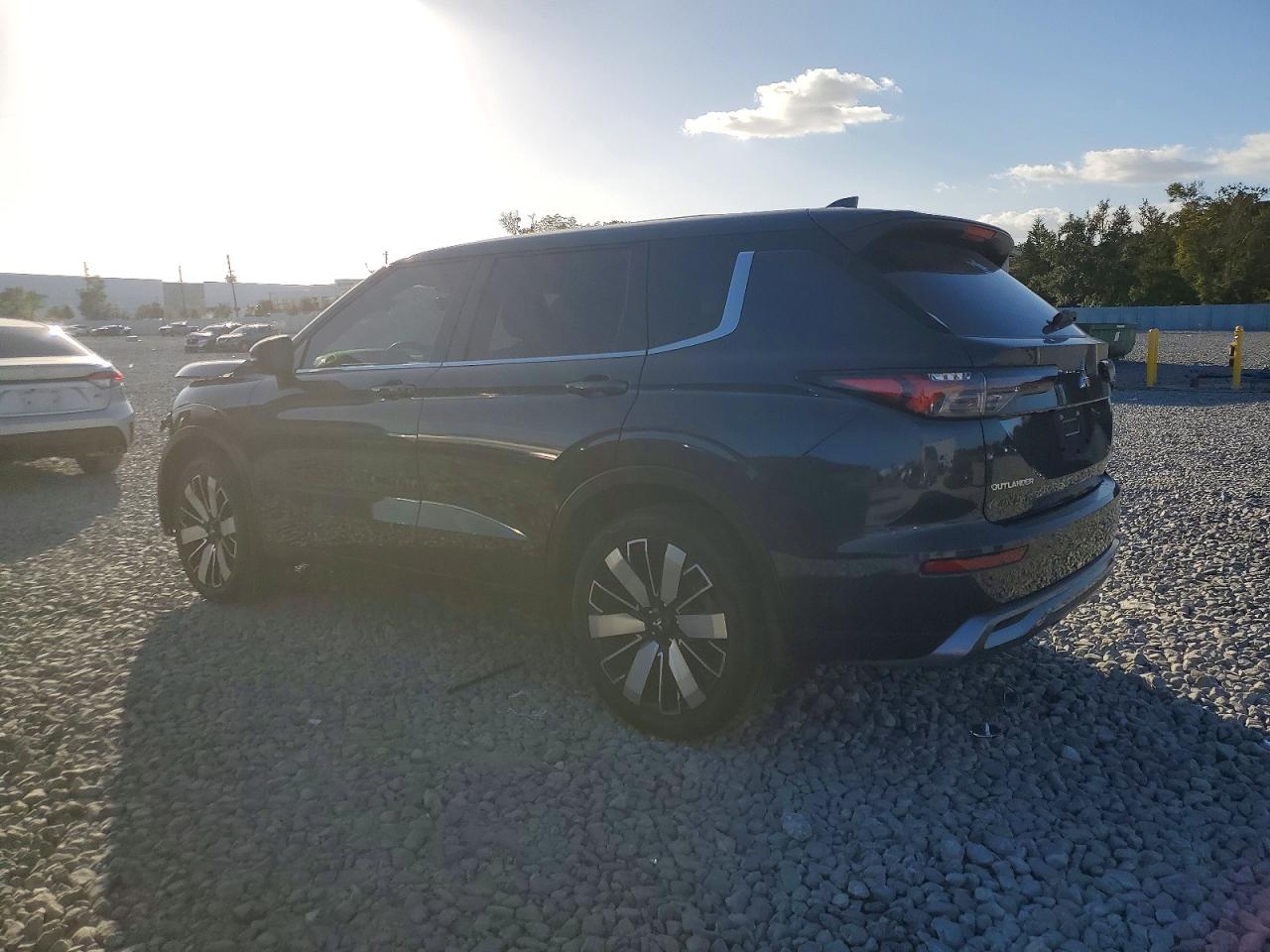 2025 MITSUBISHI OUTLANDER SE photo 2