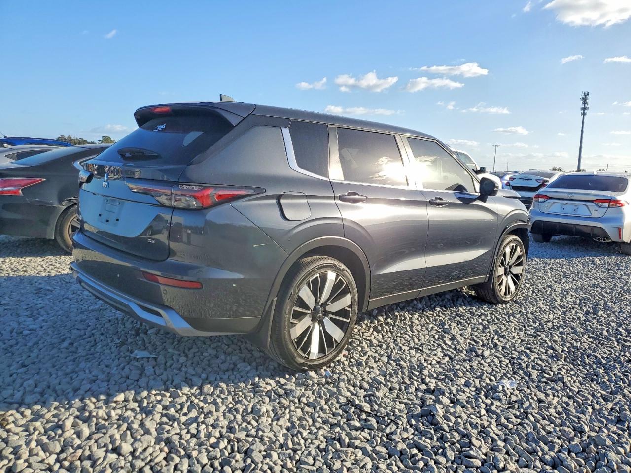 2025 MITSUBISHI OUTLANDER SE photo 3