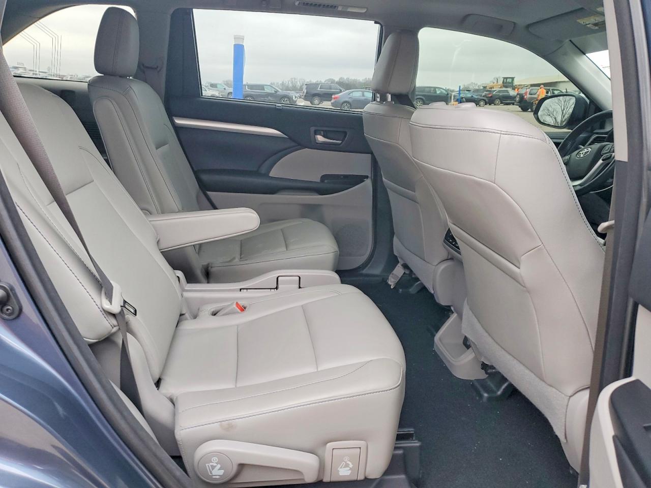 2018 TOYOTA HIGHLANDER SE photo 11