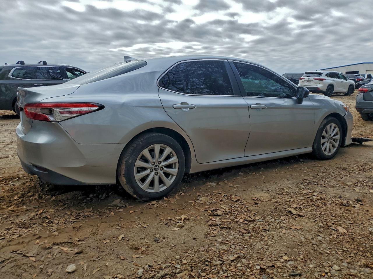 2019 TOYOTA CAMRY L photo 3
