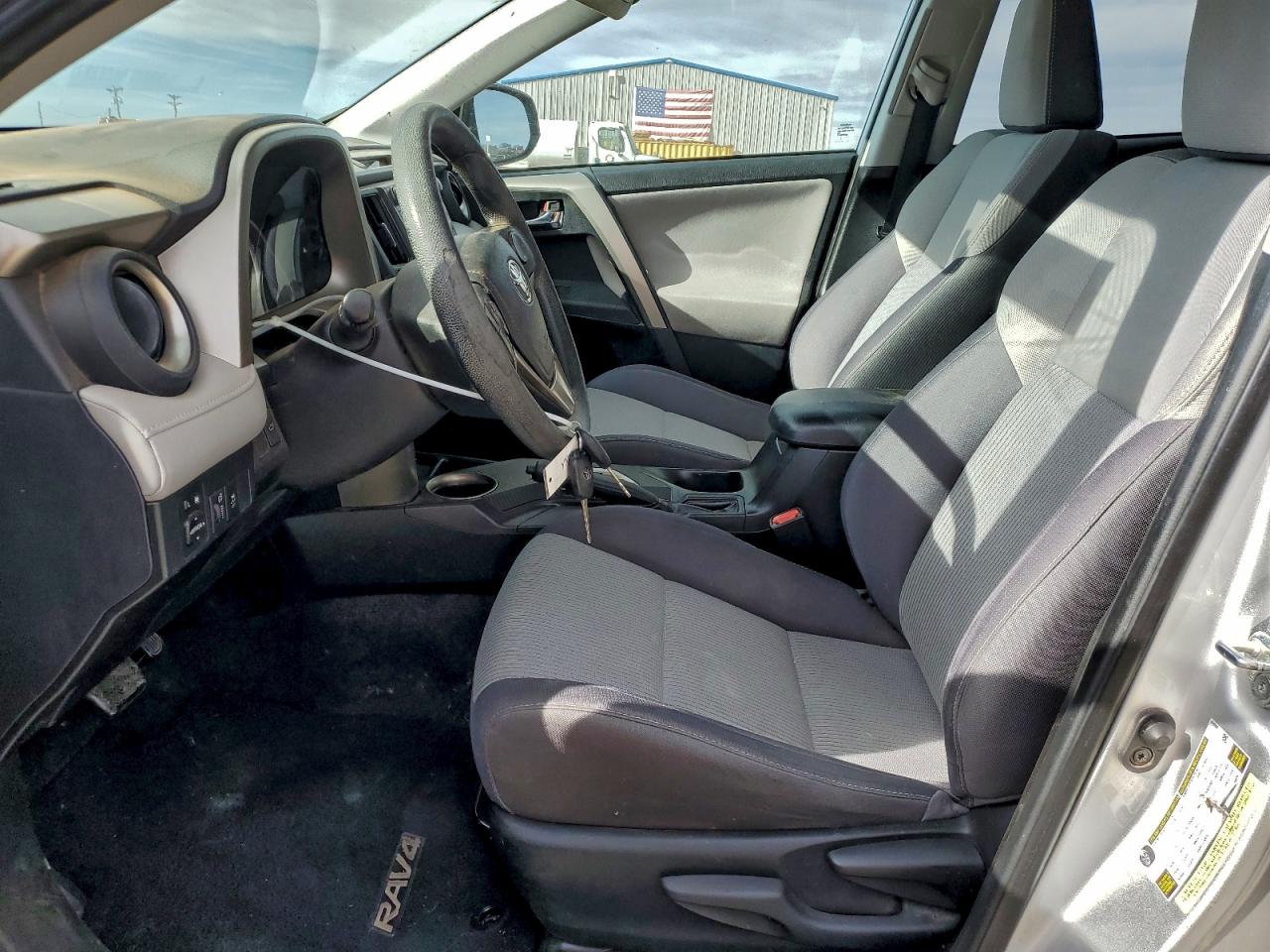 2015 TOYOTA RAV4 XLE photo 7