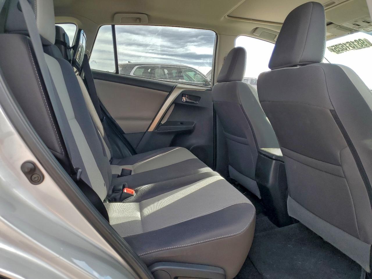 2015 TOYOTA RAV4 XLE photo 11