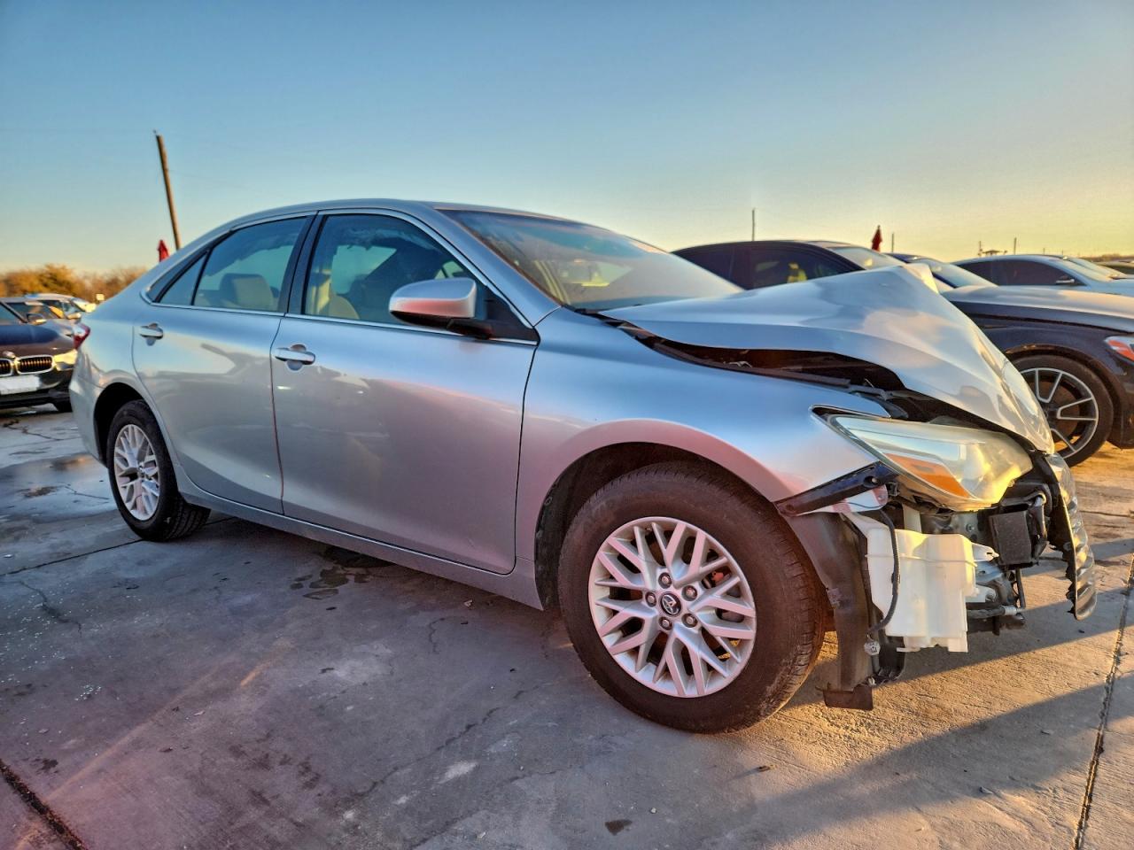 2017 TOYOTA CAMRY LE photo 4