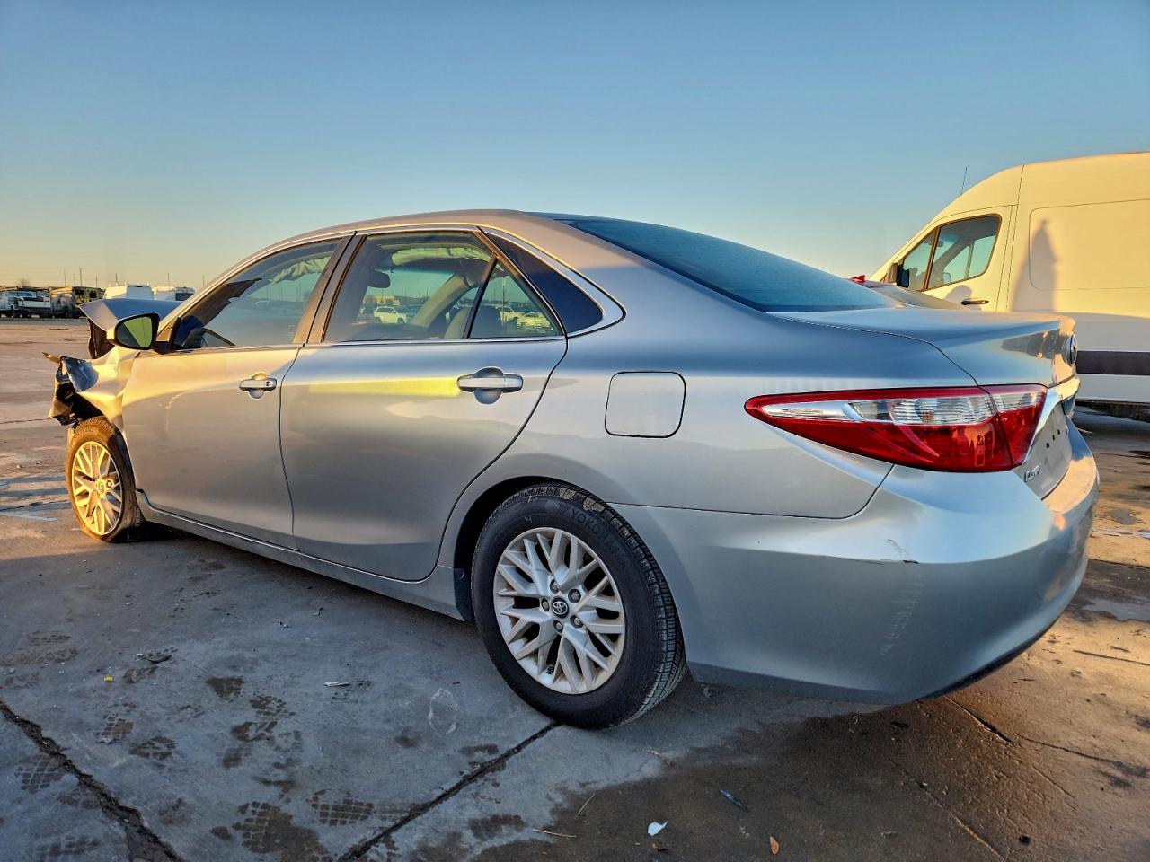 2017 TOYOTA CAMRY LE photo 2