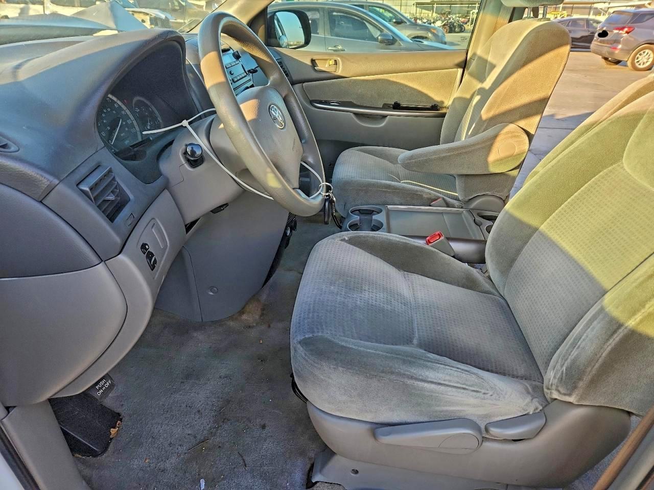 2009 TOYOTA SIENNA CE photo 7
