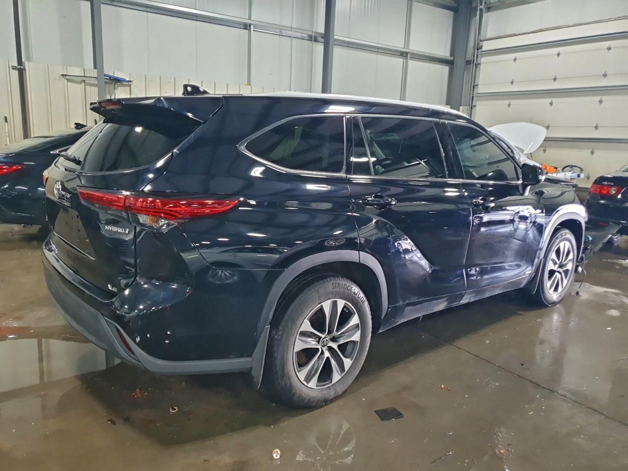 2022 TOYOTA HIGHLANDER HYBRID XLE photo 3