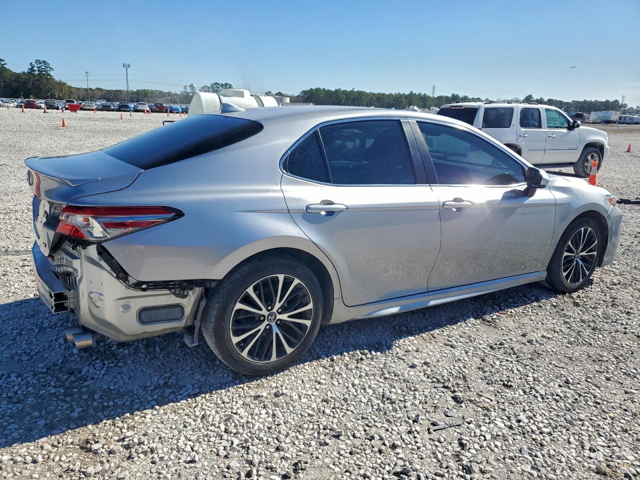 2019 TOYOTA CAMRY L photo 3