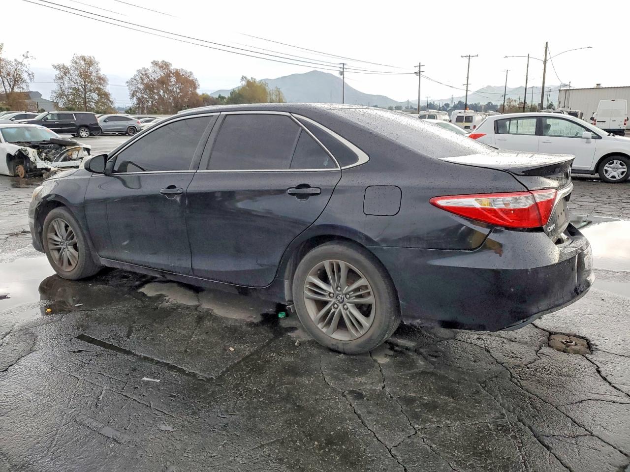 2017 TOYOTA CAMRY LE photo 2