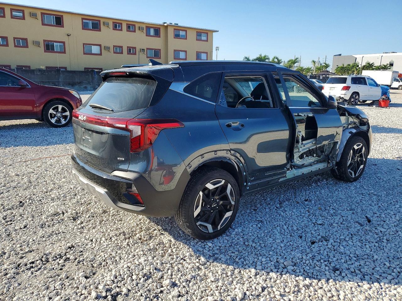 2025 KIA SELTOS SX photo 3