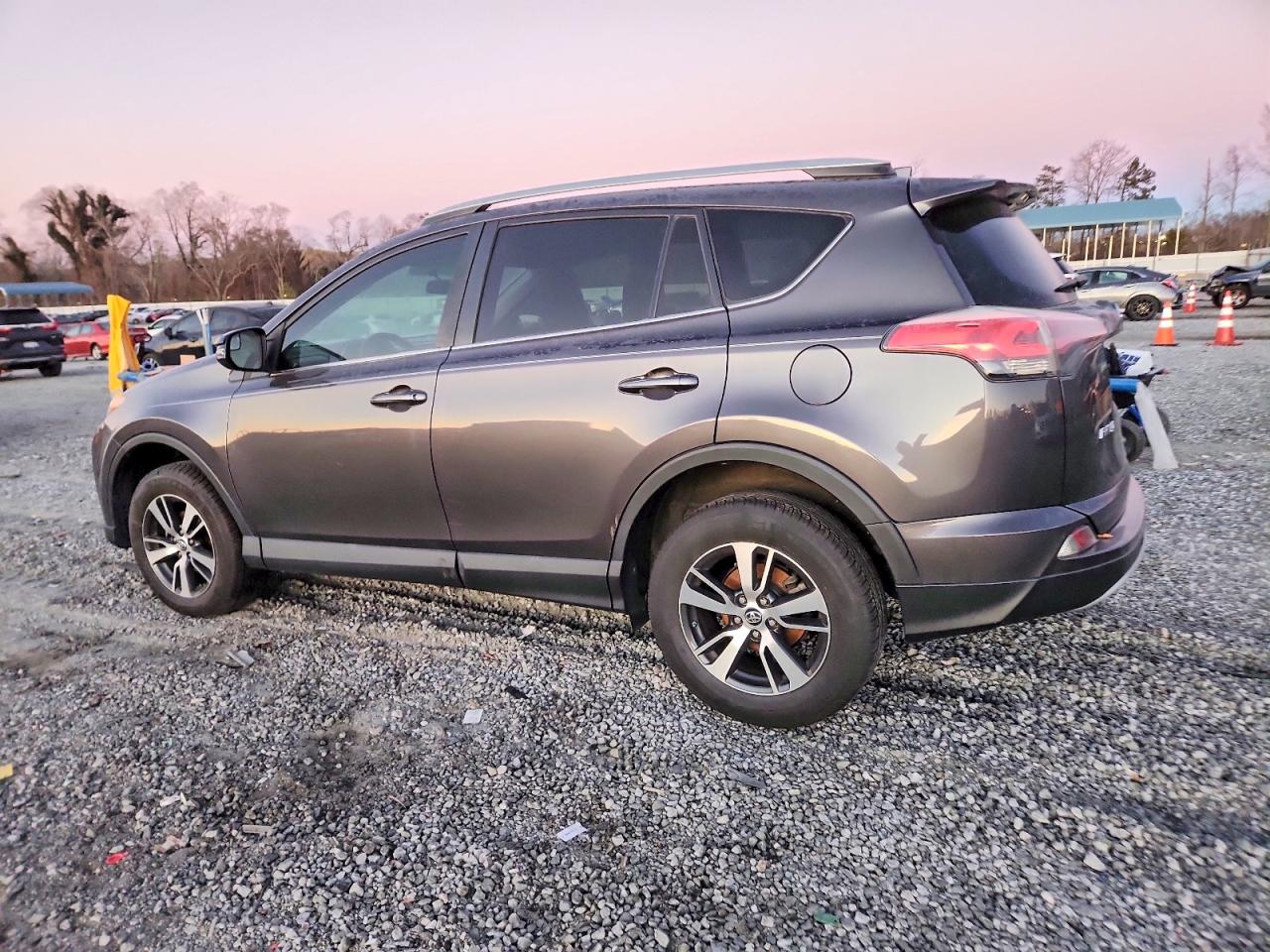 2016 TOYOTA RAV4 XLE photo 2
