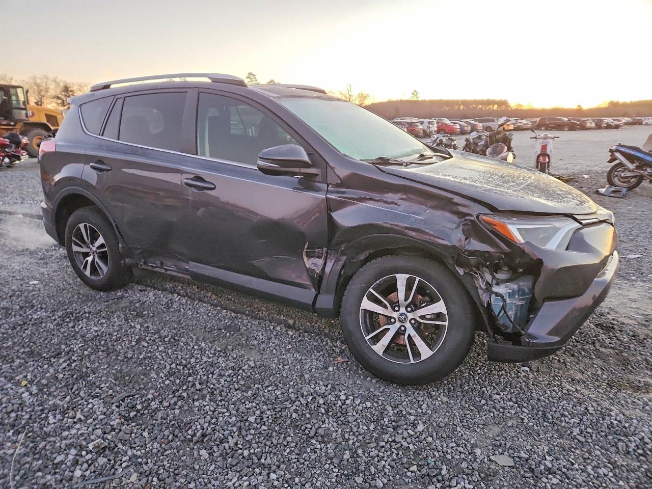 2016 TOYOTA RAV4 XLE photo 4
