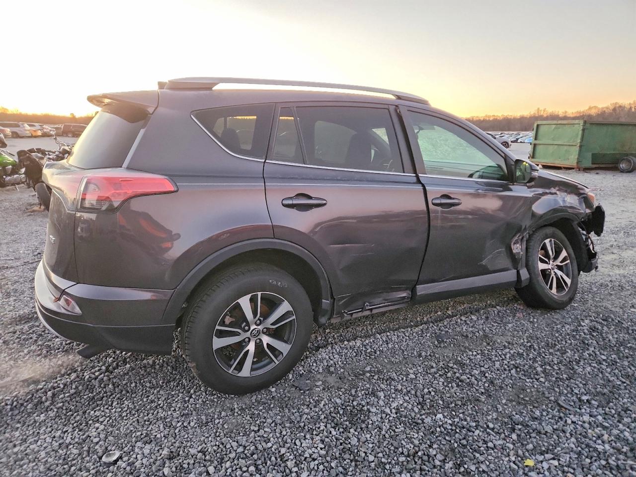 2016 TOYOTA RAV4 XLE photo 3