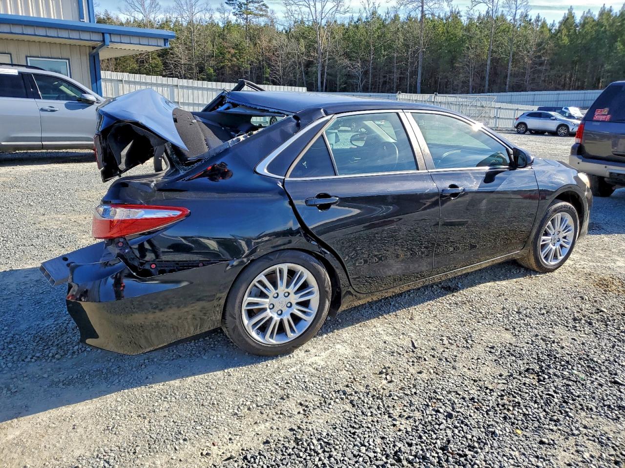 2015 TOYOTA CAMRY LE photo 3