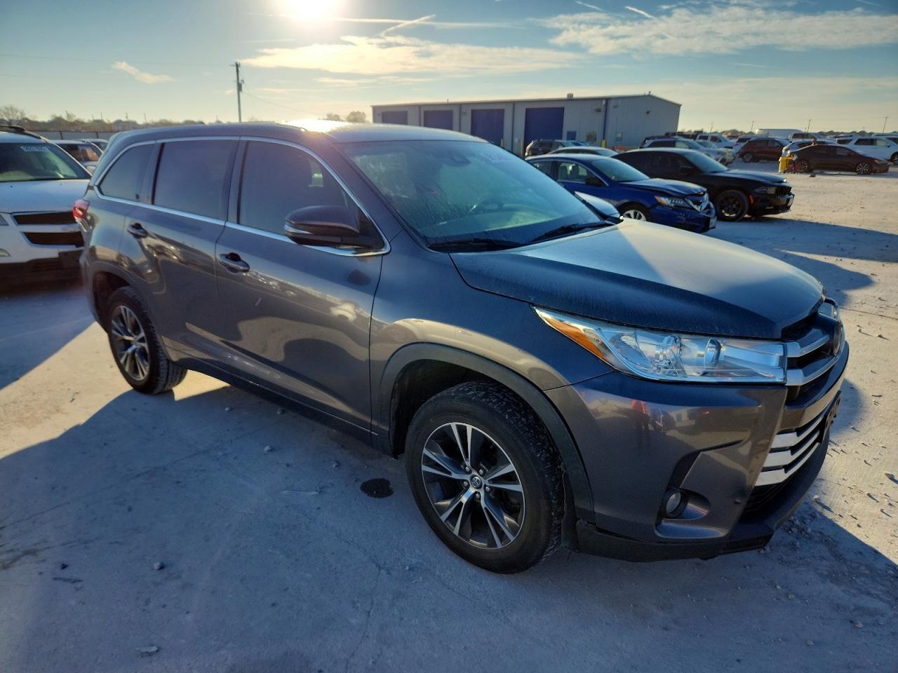 2018 TOYOTA HIGHLANDER LE photo 7