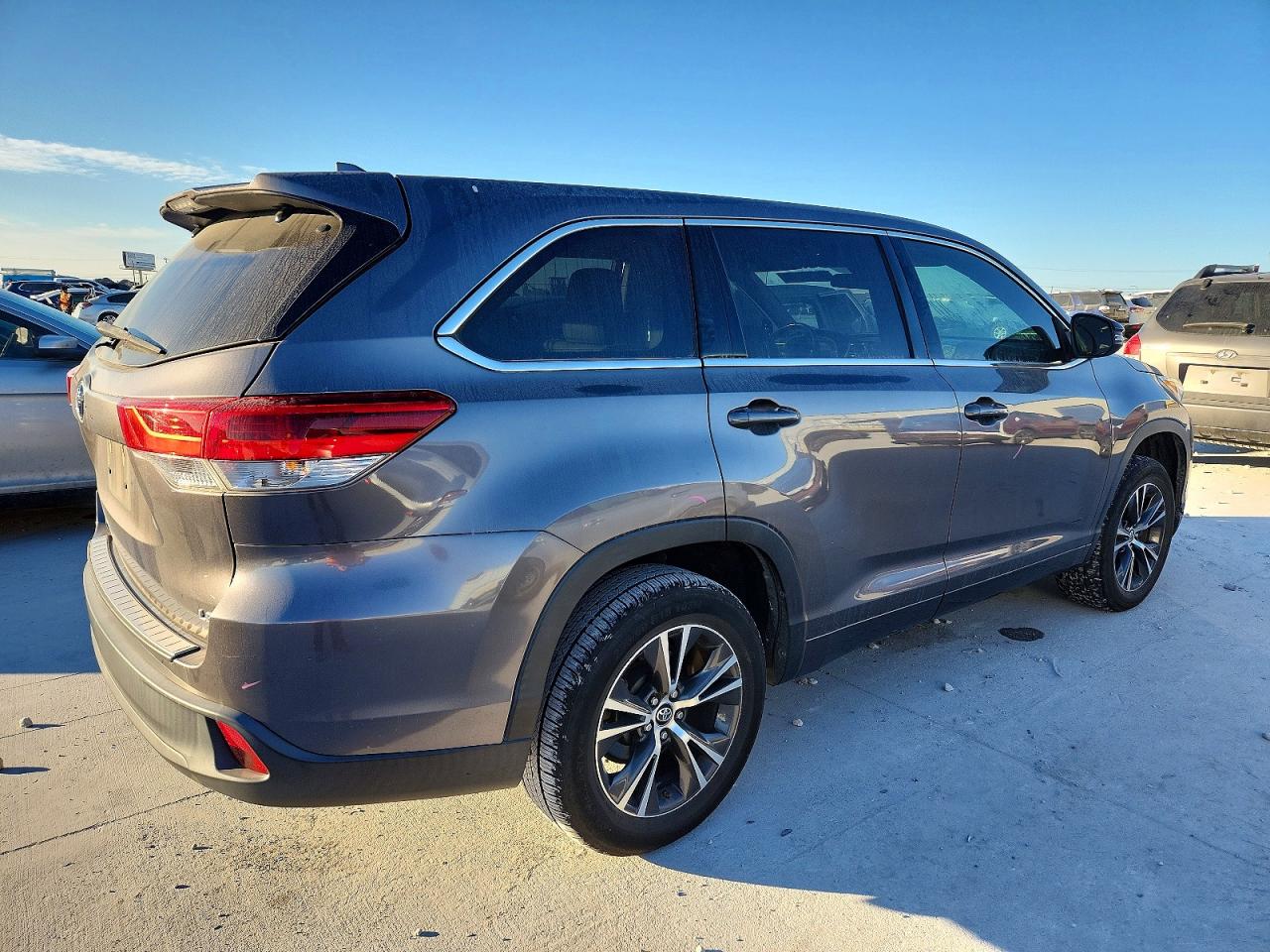 2018 TOYOTA HIGHLANDER LE photo 5