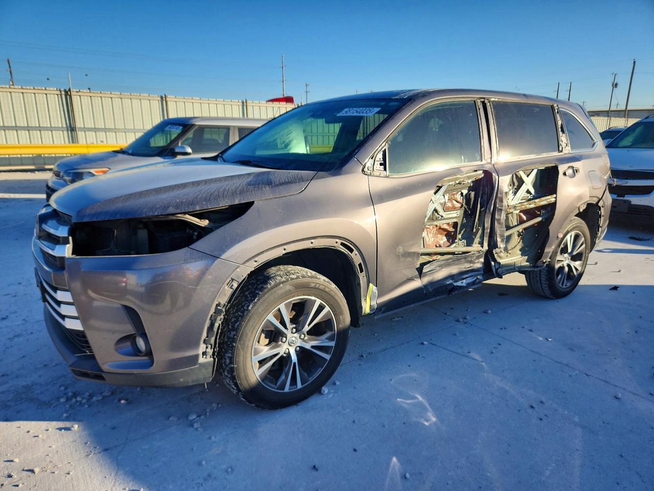 2018 TOYOTA HIGHLANDER LE photo 2