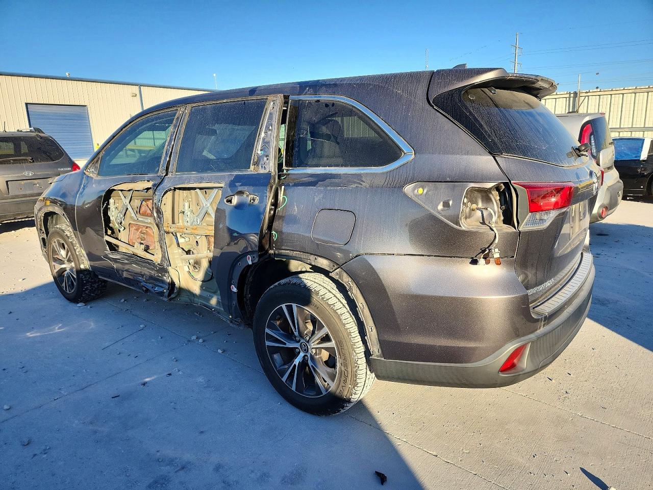 2018 TOYOTA HIGHLANDER LE photo 3
