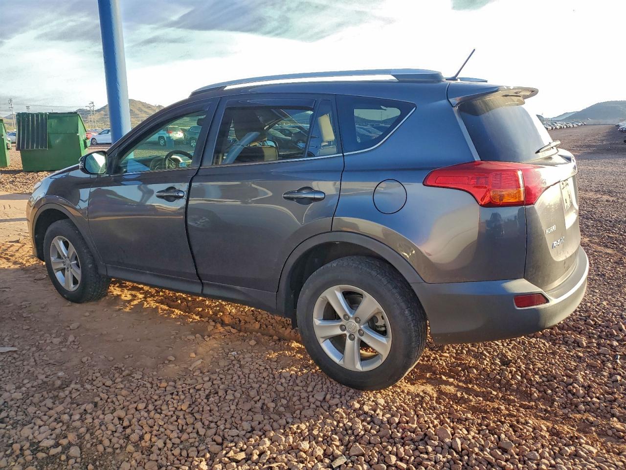 2014 TOYOTA RAV4 XLE photo 2