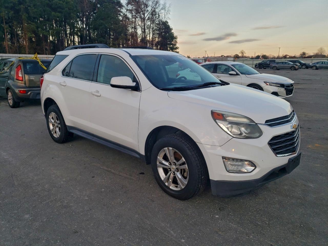 2016 CHEVROLET EQUINOX LT photo 4