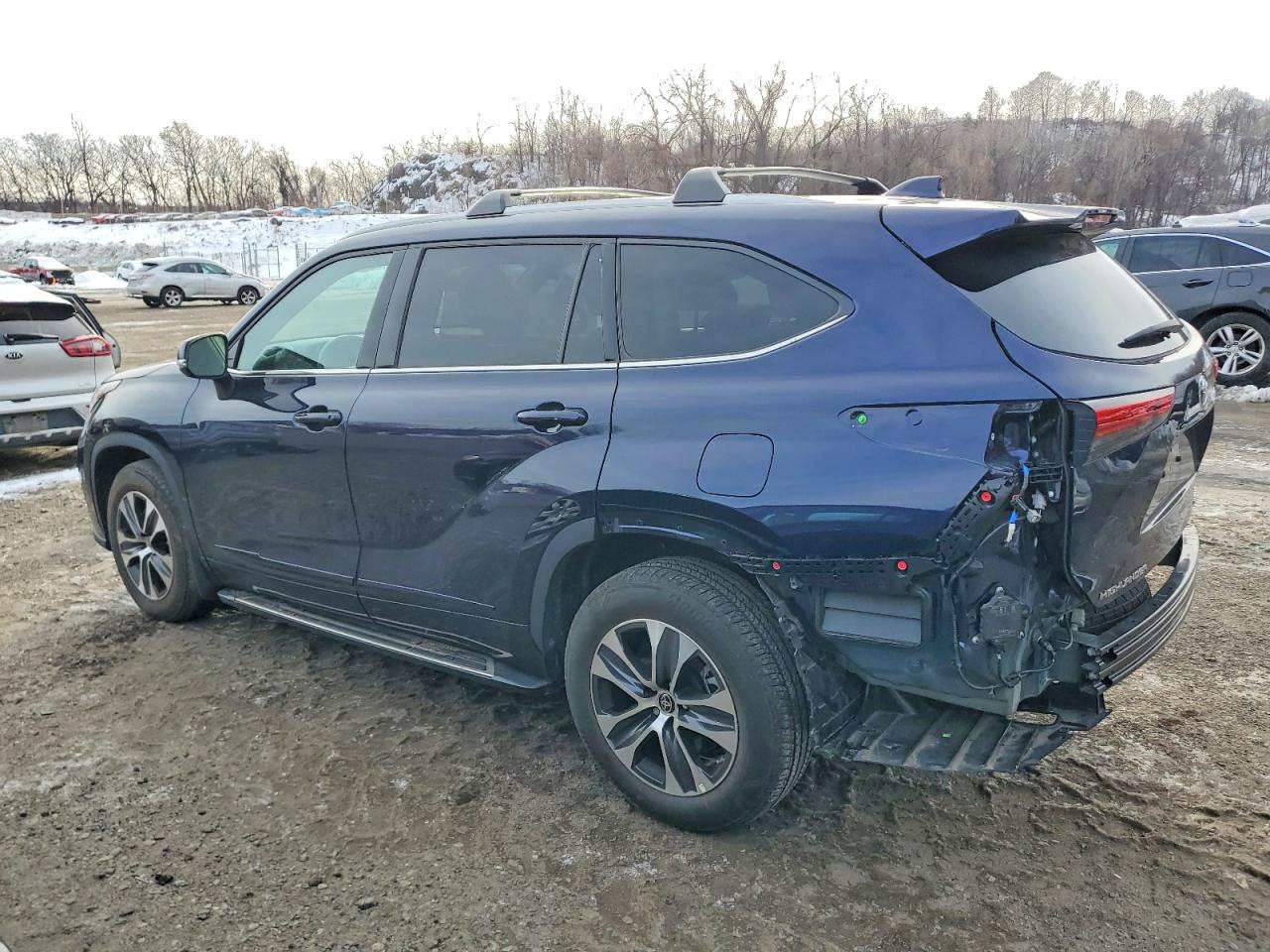 2022 TOYOTA HIGHLANDER XLE photo 2