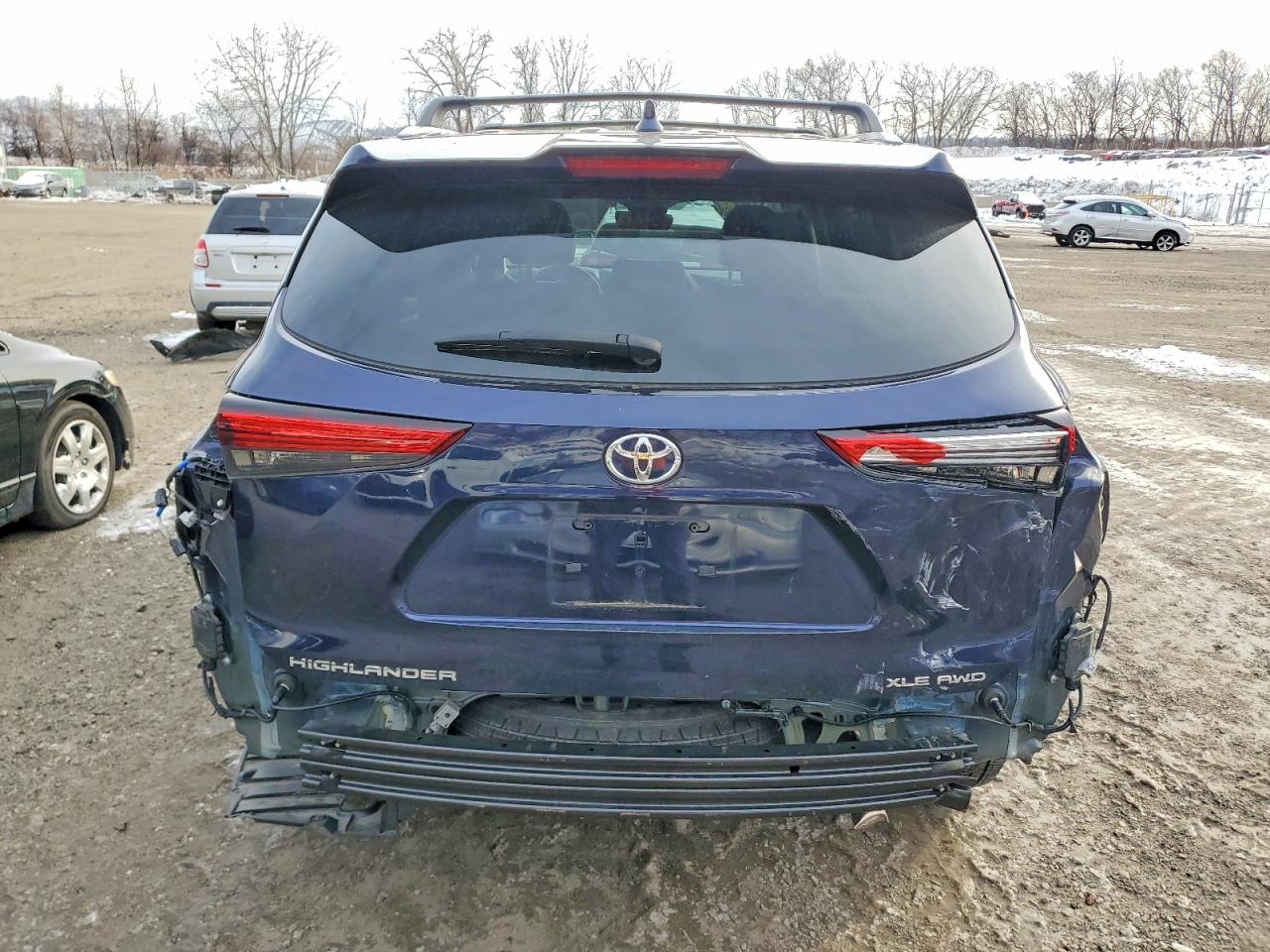 2022 TOYOTA HIGHLANDER XLE photo 6