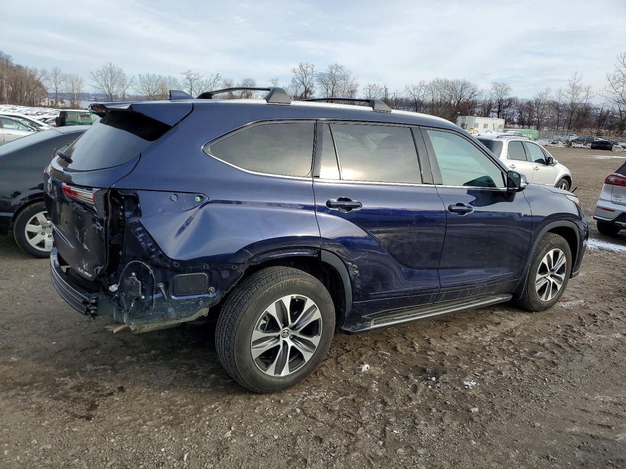 2022 TOYOTA HIGHLANDER XLE photo 3