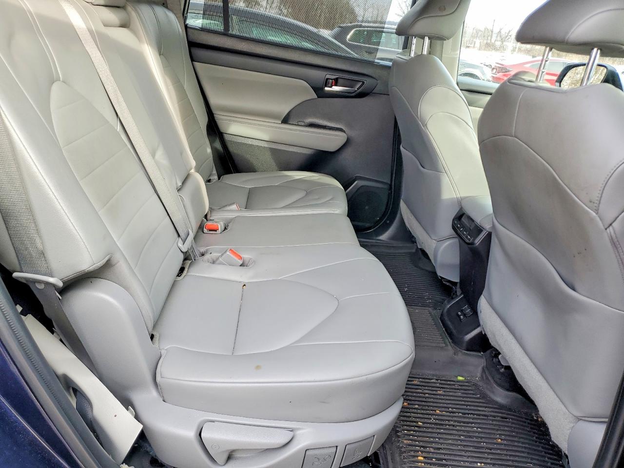 2022 TOYOTA HIGHLANDER XLE photo 11