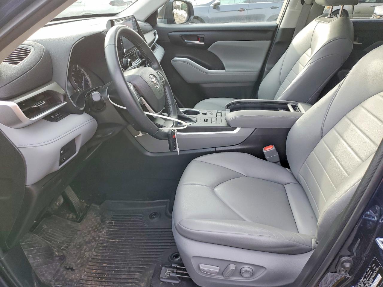 2022 TOYOTA HIGHLANDER XLE photo 7