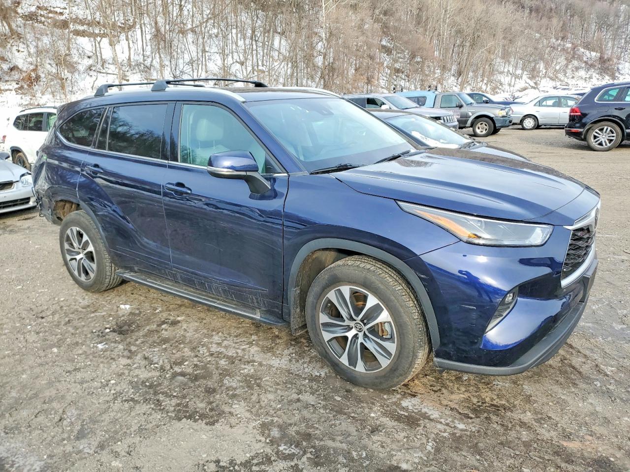 2022 TOYOTA HIGHLANDER XLE photo 4