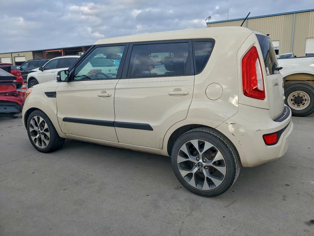 2013 KIA SOUL + photo 2