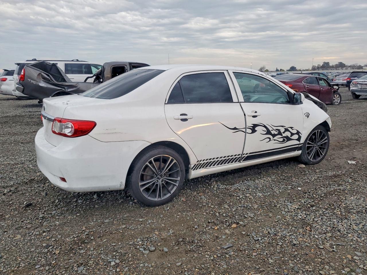 2013 TOYOTA COROLLA BASE photo 3